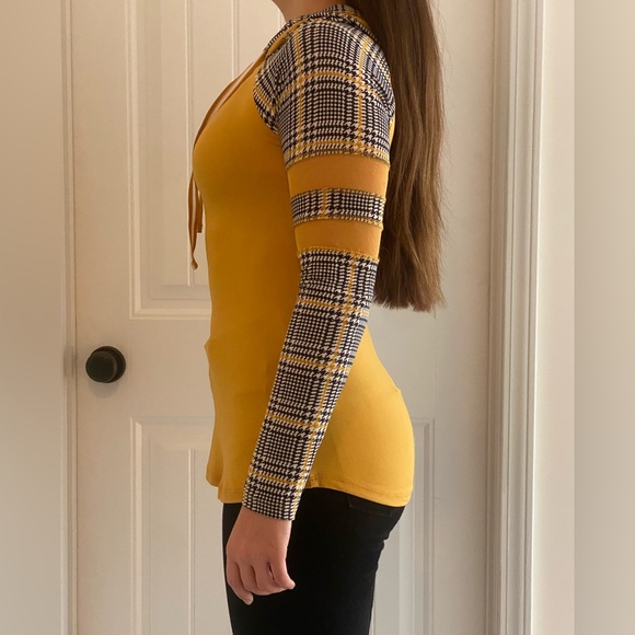 ULTRA FLIRT - Houndstooth mesh cutout long sleeve tee with hood - Picture 4 of 5